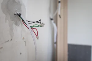 Lire la suite à propos de l’article Électricité d’une maison ancienne : les 10 points à vérifier avant d’acheter