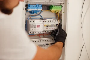 Lire la suite à propos de l’article Rénovation électrique d’une maison à Périgueux : quand faut-il refaire toute l’installation ?
